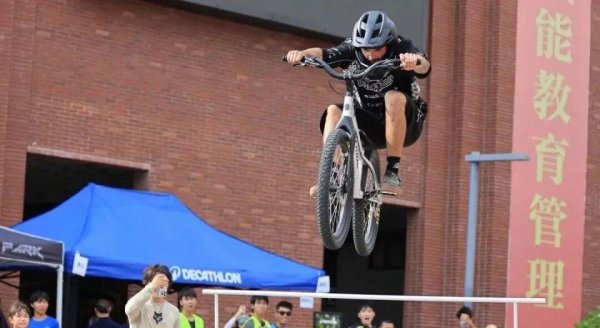 宏融信 深圳一高中举办校内山地自行车速降活动被质疑？校方回应！